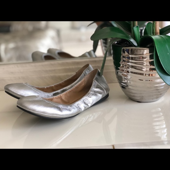 Vince Camuto Shoes - 🎉 Summer NWT VINCE CAMUTO silver Flats